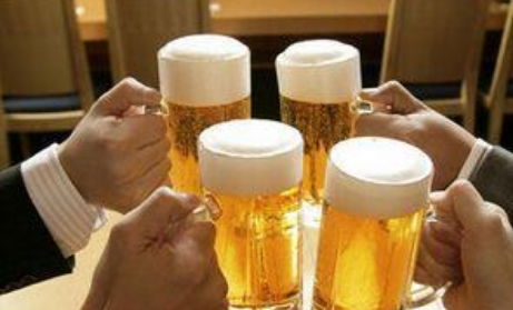 冰鎮(zhèn)啤酒別亂喝 喝酒前牢記3件事，讓你的肝更舒服